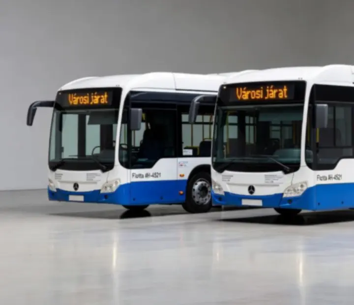 Modern városi buszok és turistabuszok katalógus-szerű, nagy fotókon bemutatva egy városi közlekedési telepen